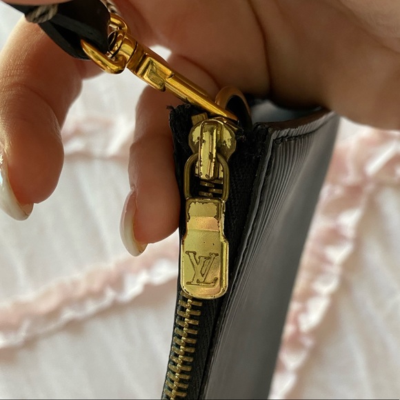 Louis Vuitton Epi Leather pochette - Picture 4 of 9